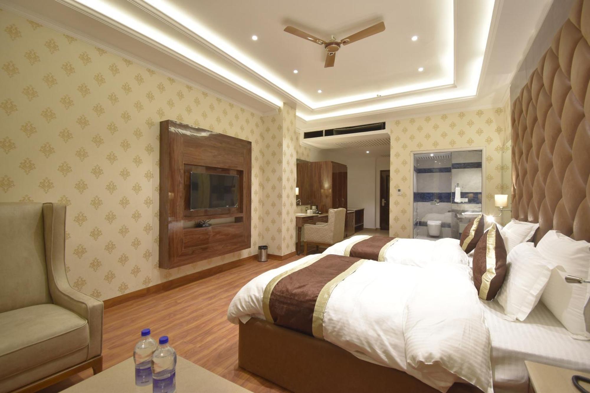 Grand Him Queen Ac Centralized 다람샬라 외부 사진